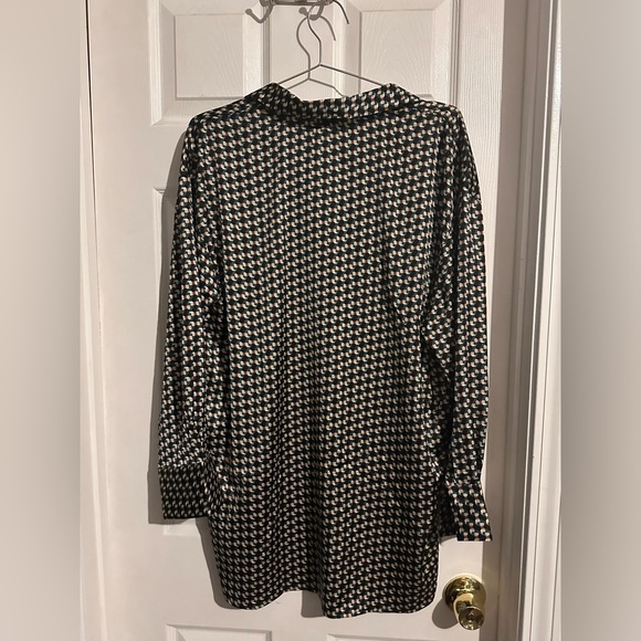 (5 for $25) Silky button up - Picture 3 of 3